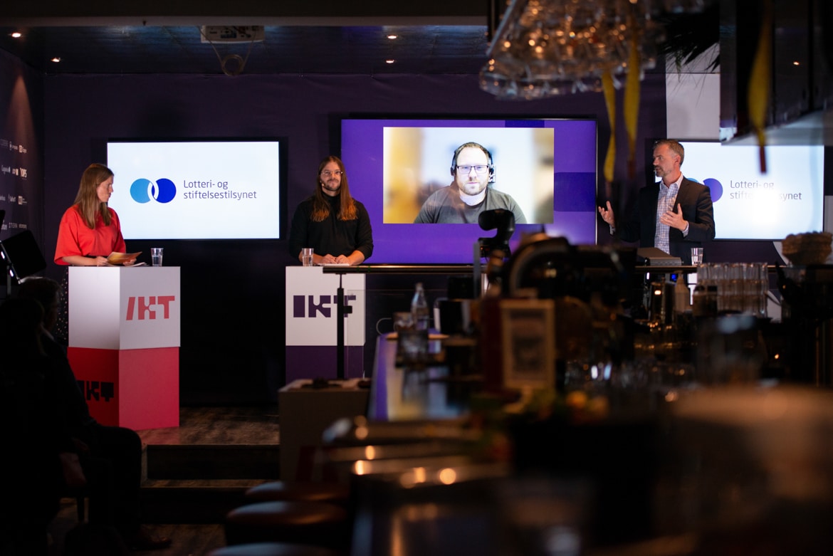 Bilde av Lotteri- og stifelsestilsynet sitt innlegg p&aring; Arendalsuka 2021.Marie Havnen, Chris Allan Simonsen, Magnus Pedersen og Henrik Nordal p&aring; scena under Arendalsuka.