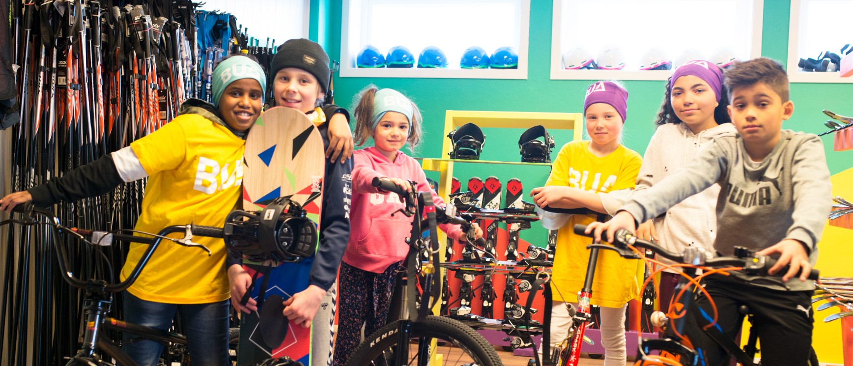 Bilde av barn med syklar inne i ein av BUA sine utlånssentralar.