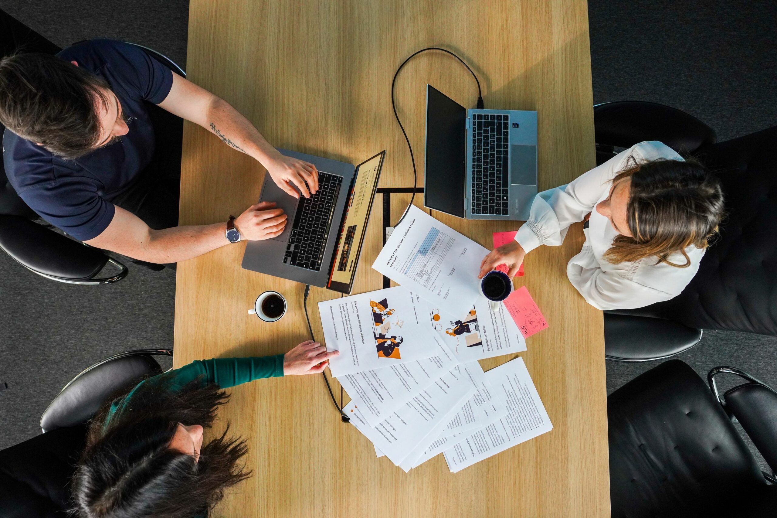 Illustrasjonsfoto av styrearbeid. Mann og dame jobber i styrerom.