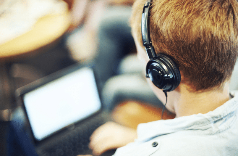 Illustrasjonsfoto som viser barn som spiller data.