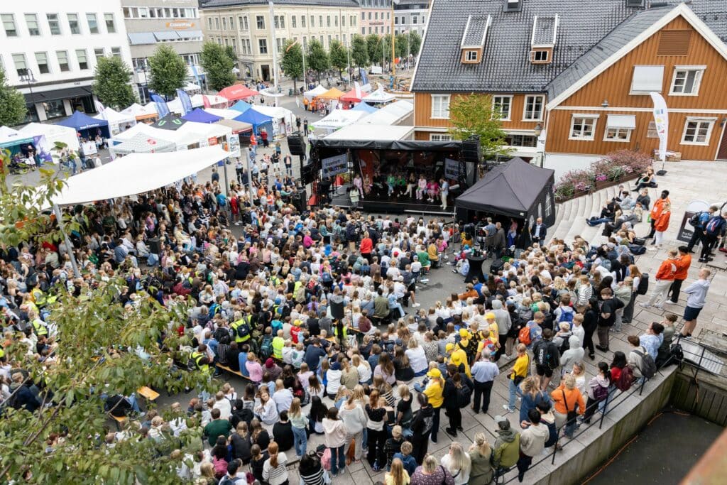 Bilde av masse folk som publikum på et arrangement på Arendalsuka